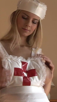 Bystiga Katerina Kozy i sjuksköterskauniform