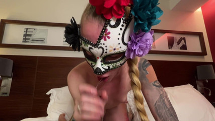 MaskCouple: ホットブロンドは私に彼女の濡れた猫をファックし、私の巨大なコックを吸った