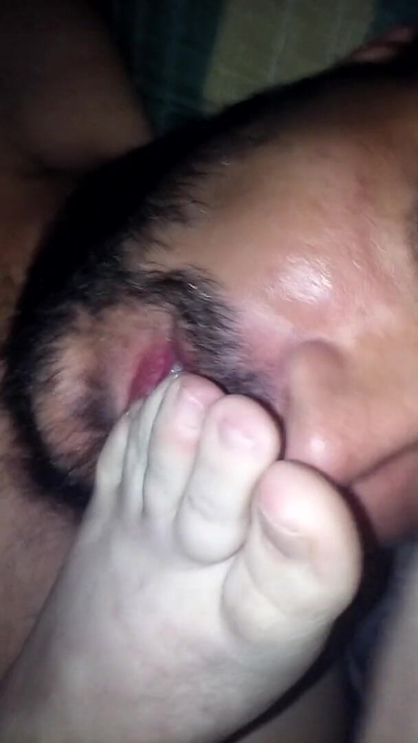 Big D: Des pieds reniflent une pipe