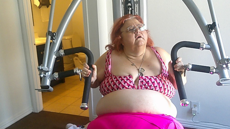 BBW nurse Vicki adventures with friends: Jururawat kecantikan besar Vicki bersenam di gim bahagian 1