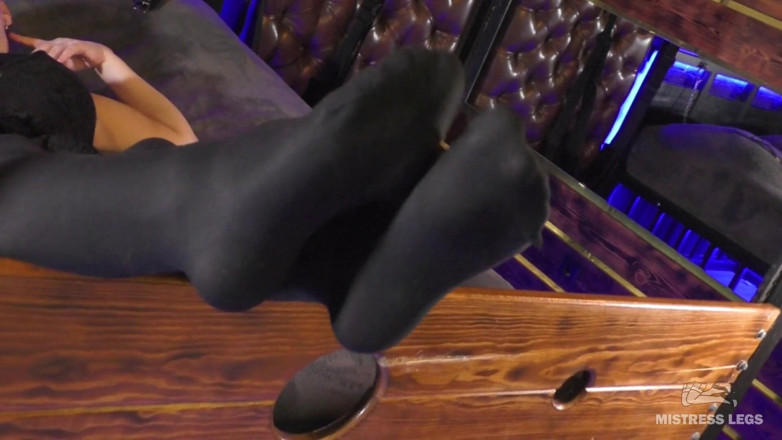 Mistress Legs: Meesteres voeten plagen in zwarte ondoorzichtige panty