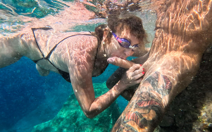 AproductionA: Scopa golden doccia piscio leccata di culo sborrata facciale in...