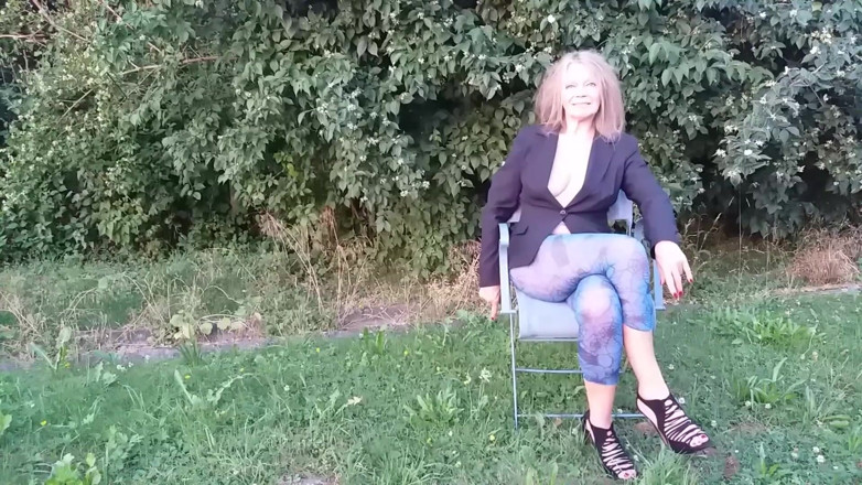 martinawest: Sexy Reife Frau in Durchsichtigen Leggings.