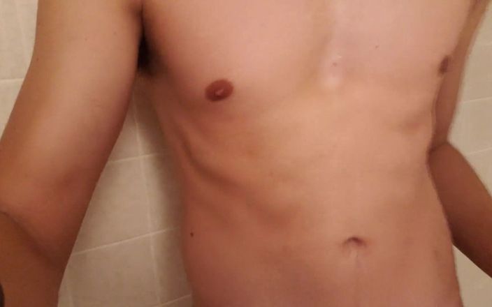 Z twink: Gorące ciało facet pod prysznicem nieoszlifowy