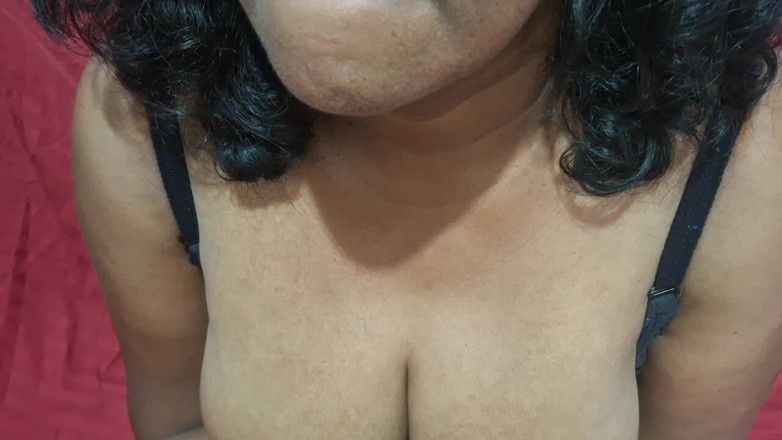 Teena New: Yatakta orta yaşlı seksi kadın en ateşli videoya bir dokunuş