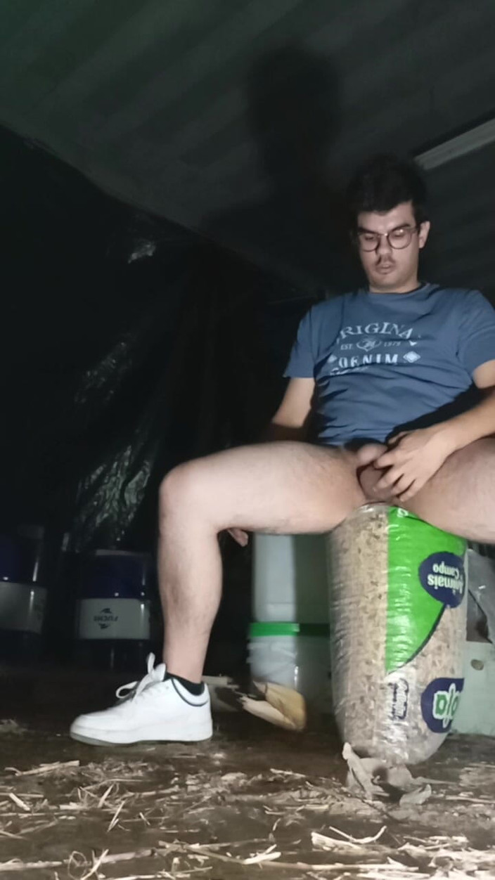 A large Portuguese dick: Honění ve skladu