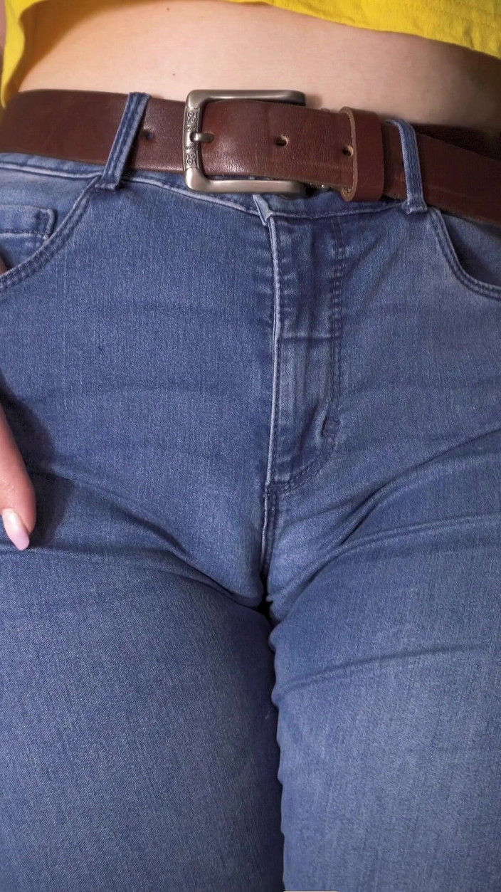 Teasecombo 4K: セクシーな熟女からかい彼女の大きなメコスジにタイトなブルージーンズ