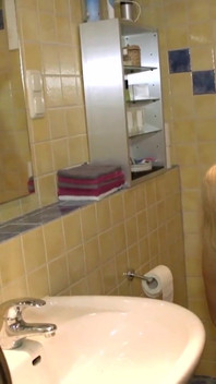 Kongkek luar dengan awek panas dan kongkek seksi dengan pakcik tiri di atas meja