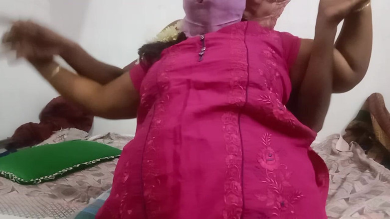Santhi89: Tamil ev hanımı eski erkek arkadaşıyla sikişiyor