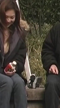 Zralá brunetka MILF flirtuje divoce s šťastným cizincem venku