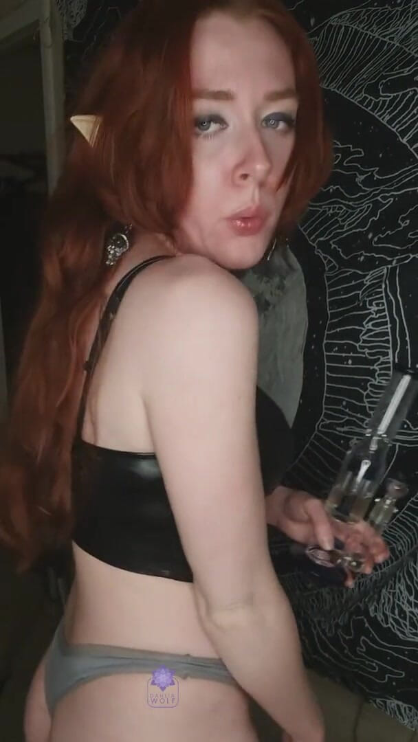 Dahlia Wolf: Sexy elf smokes