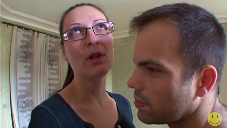 French Amateur Porn: Tante seksi dengan pentil besar ini dientot habis-habisan sampai mengerang...