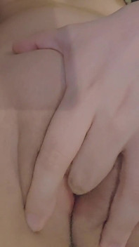 Fofa pequena menina dedilhando buceta