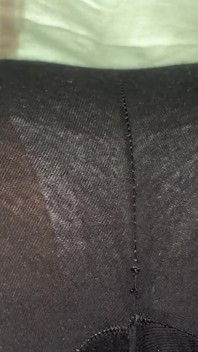 Nederlandse oven uit de hel: zwarte legging scheetval