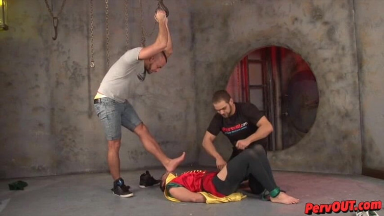 ManUpFilms: Des capuches humilient Robin