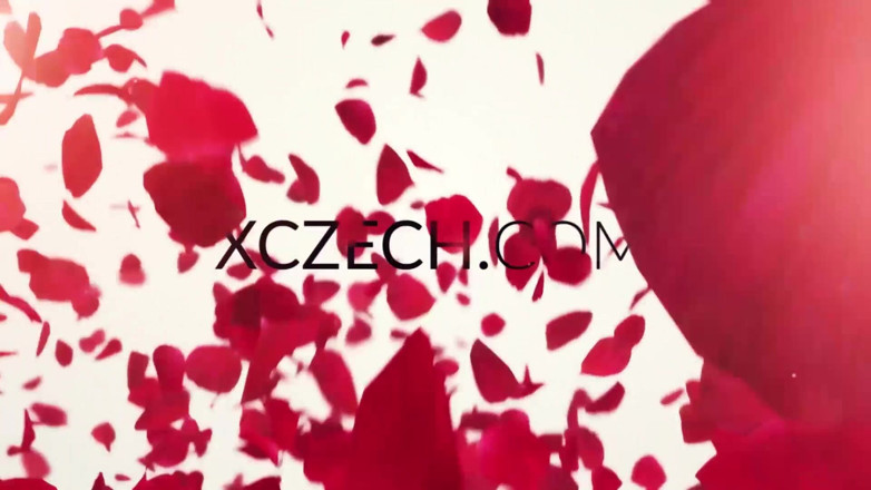 XCZECH: Sharon Cherry - Krásná česká dívka ukazující tělo v lese