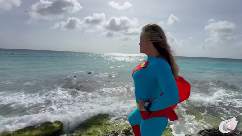 Mistress Pink Pearl: Supergirl se encuentra con el pulpo más cachondo en Bonaire