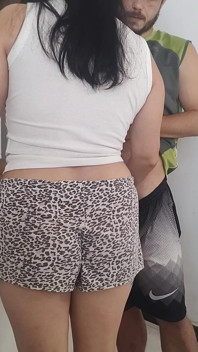 当我丈夫在淋浴时，我和他的朋友发生性关系，危险的性爱