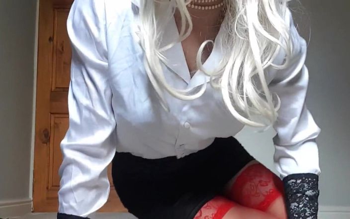 JessicaXD: 这样的挑逗，如果你愿意，你可以在我们的咖啡休息时间抬起我的裙子打我