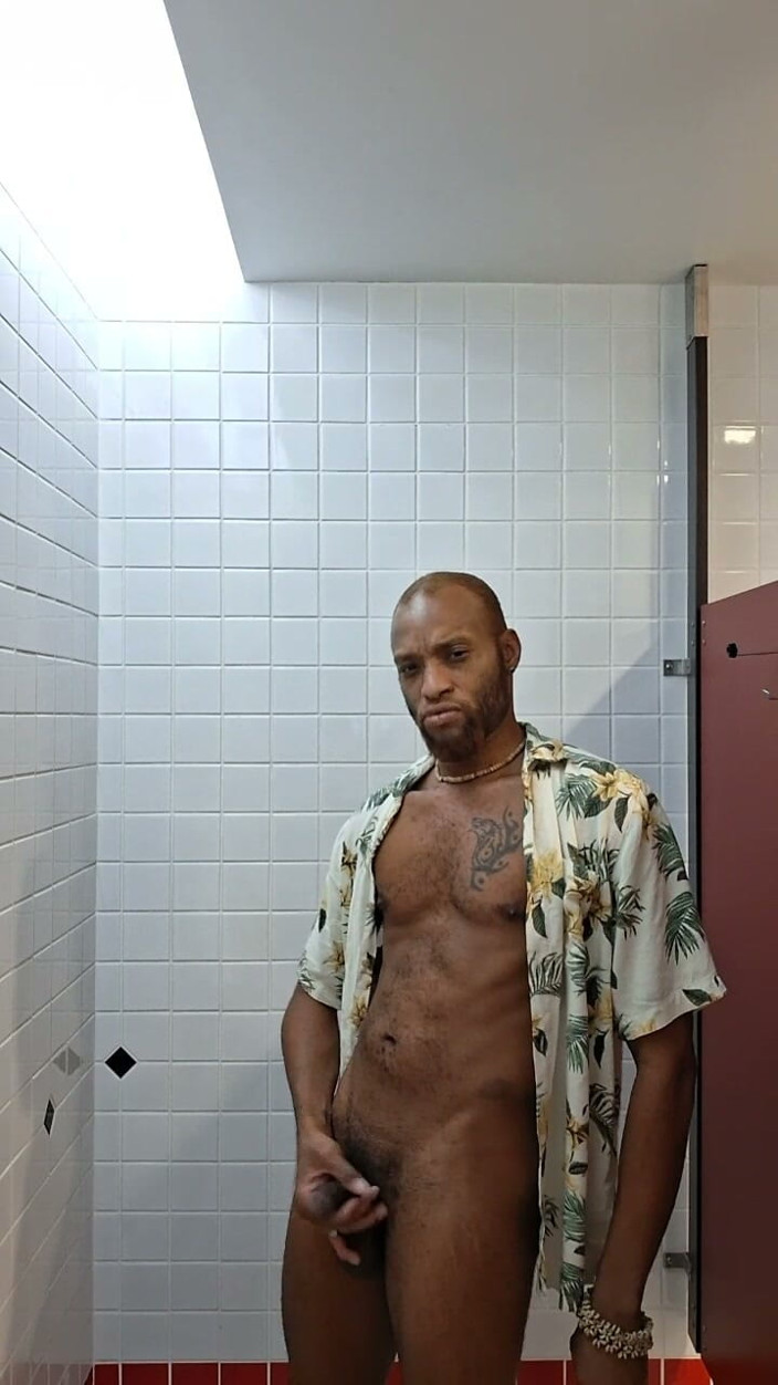 Kennie Jai: Tive que fugir do trabalho e masturbar