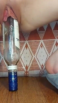 Mia moglie adora saltare su una bottiglia enorme