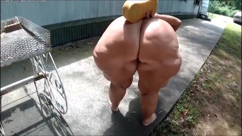 Amber Connors: Outside Sponge Play