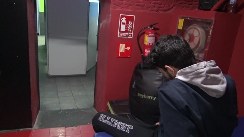 MACHO FUCKER FROM SPAIN: セクシーなパパによるトイレの屈辱