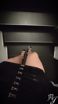 Pagi Dengan Nyonya Julia Latex Thong - Nyonya Julia