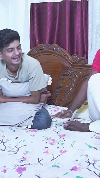 Indischer heißer stiefschwester-gangbang mit ihren drei stiefbrüdern gleichzeitig, wenn die eltern nicht zu hause sind (kompletter film)