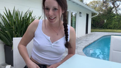 Nadia Foxx: Adik tiri membawa alat penggetarnya ke kolam dan meyakinkan anda...