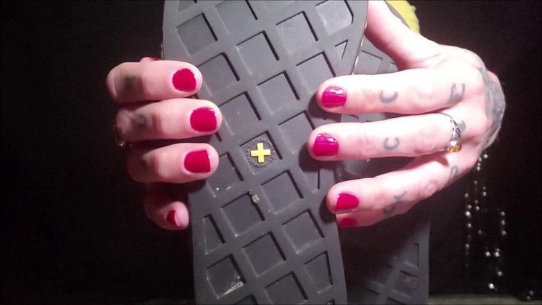 Miss Morticia: 为了我的脚底而虚弱