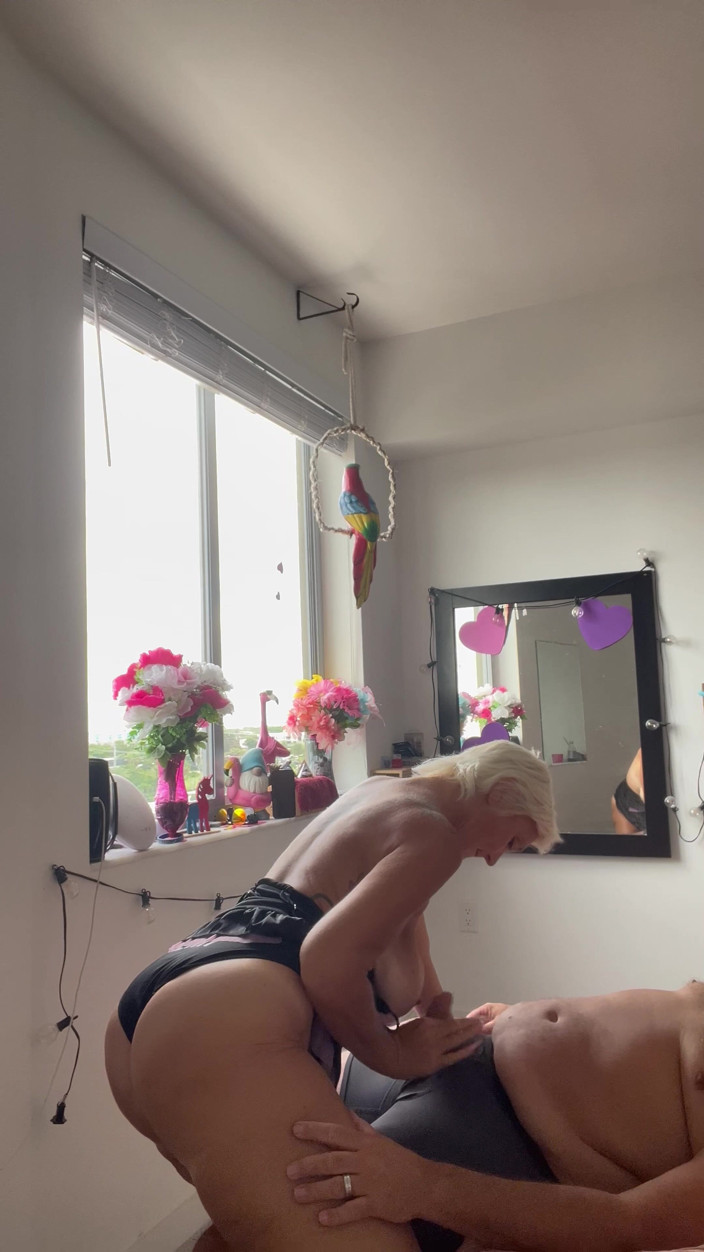Greek Goddess Steph: Vedeta porno zeiță greacă Steph suge pula în acest videoclip erotic