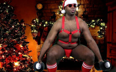 Blkbamaboi73: Sexy černý Santa cvičí, než si honí svůj velký punčochový stuffer