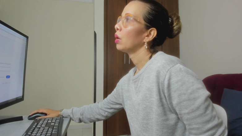 Latin webcam: Curvy Latina Masturbates When She Gets Home From Work to...