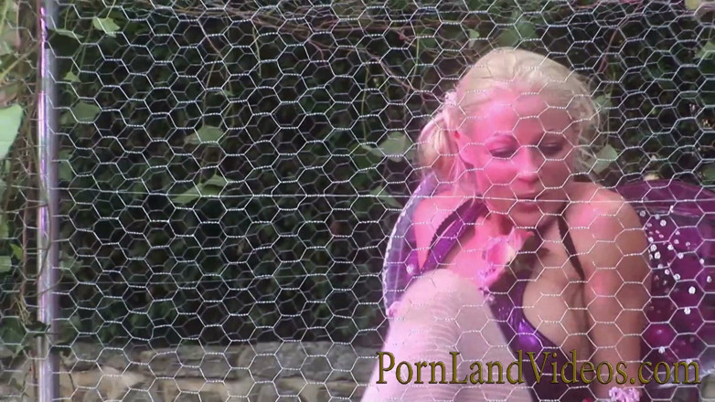 Pornland videos: Une blonde avec un piercing se fait baiser par des...