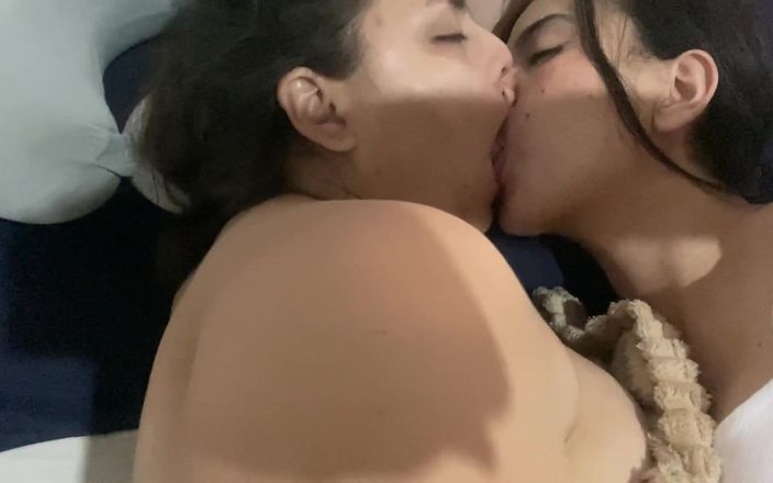 Zoe &amp; Melissa: Chúc ngủ ngon những nụ hôn của gái đồng tính