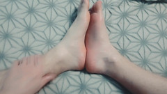 Pasha: Pria dengan lembut memijat kakinya dengan minyak