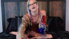 Sweet lil Raven: Lubang mungilku dientot pakai dildo ukuran XL