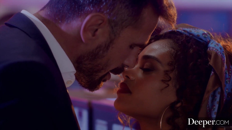 Deeper: Lebih mendalam. Sugar Baby Scarlit bertemu dengan bekas ghairah