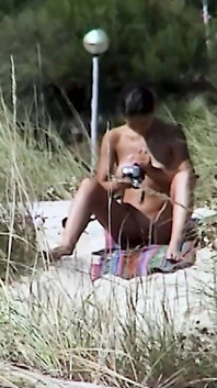 Brunetă sexy goală în dune