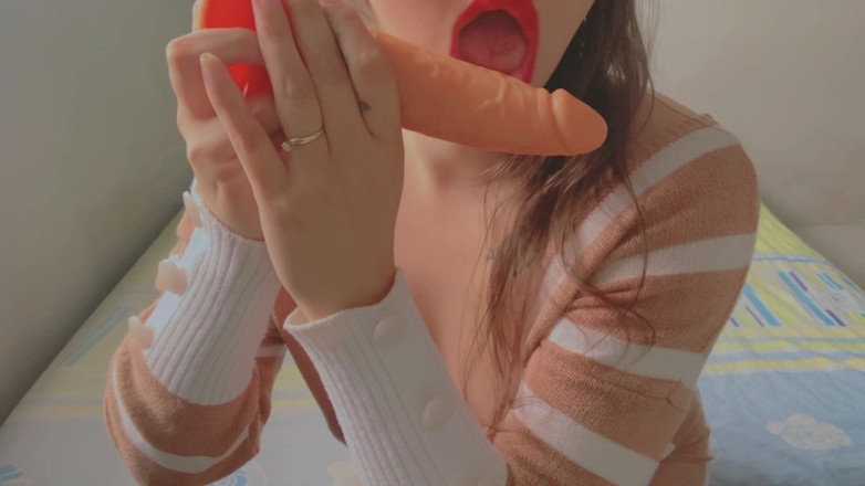 More Candy: INSTRUCȚIUNI DE MASTURBARE CU VEDERE LA PERSOANA 1 - Fata folosește un...