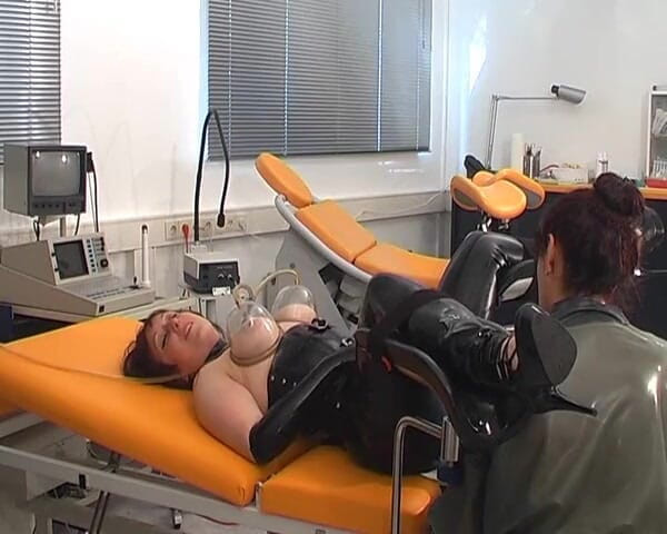 Rubber & Clinic Studio - 1ATOYS: ฉีดน้ำเกลือแรงๆ