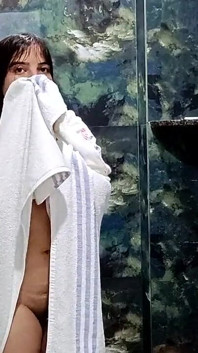 Douche gegeven coolste gevoel kijk toe om volledig naakt heet sexy douchemoment uit te trekken