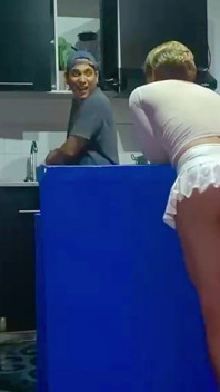 Femboy Se La Follan a Espaldas De Su Novio En La Cocina