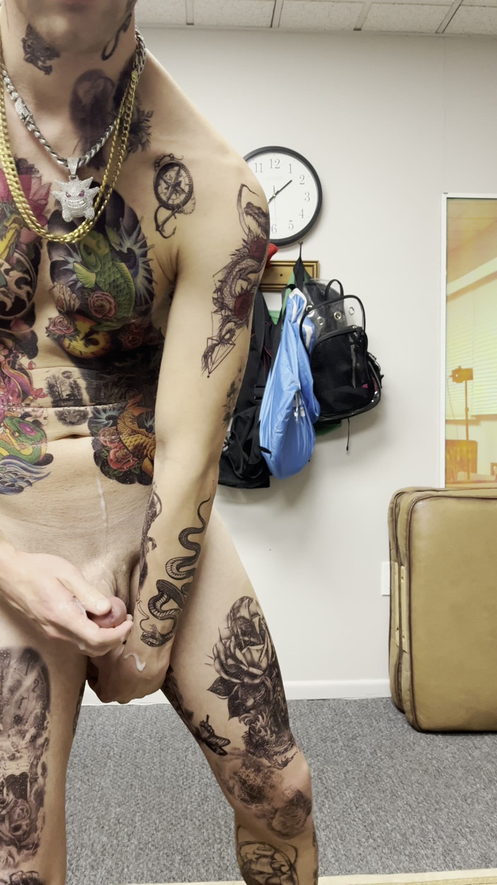 Straight ish Jake Grand: Twink tatuată în față se masturbează în timp ce este futută cu...