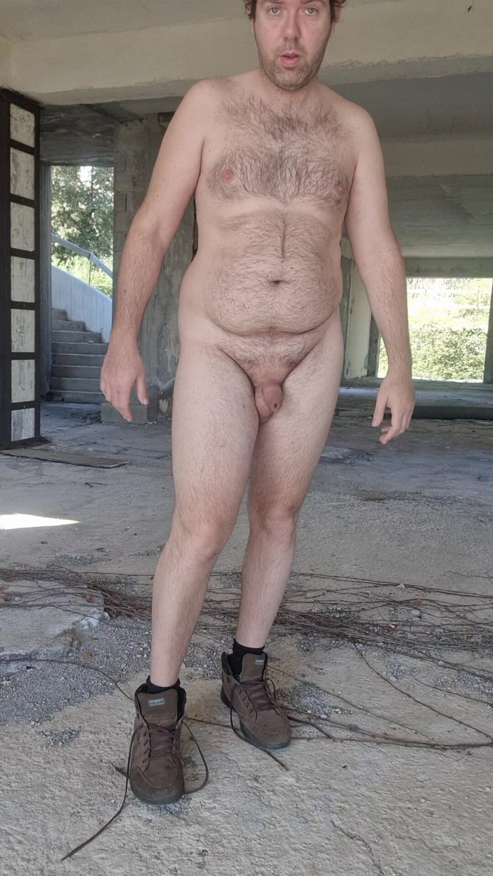 Mirko2589: Nahý na opuštěném místě