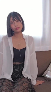 Cette top model statueise ne montre pas son cœur solitaire, avide d’une connexion qu’elle n’aurait jamais pensé avoir besoin