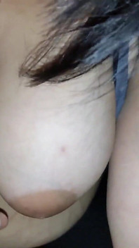 POV, ma grosse demi-sœur à forte poitrine me suce pour que je ne parle pas de ses rendez-vous Tinder, vidéo maison