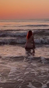 Masturbação nua no mar!