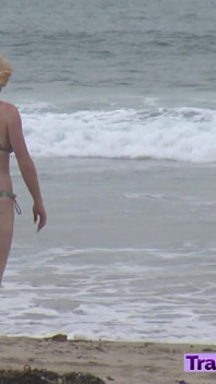 Juliette Stray jest trans laską na plaży wyskakuje spust